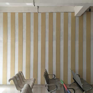 Pasang partisi penutup woodplank motif kayu per m2