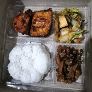 Nasi ayam kecap