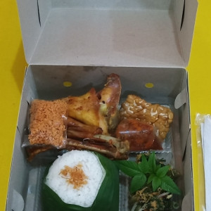 Nasi Box Ayam Goreng Kampung