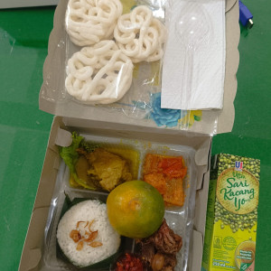 Nasi kotak dan sari kacang ijo