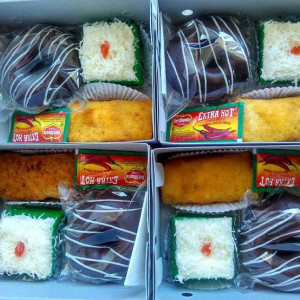 Kue Kotak isi 4 + air mineral