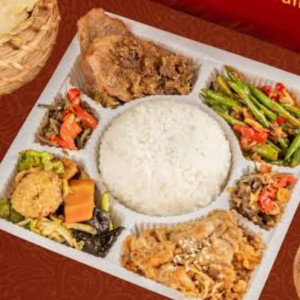 Paket Nasi Box special  terdiri dari nasi , lauk dan 4/ 5 pendamping