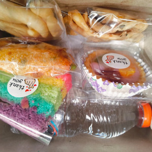 Pie buah Bolu Martabak Stik bawang Cendol keju air mineral