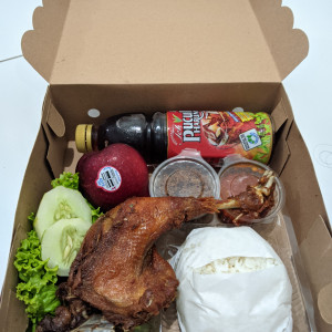 Lalapan nasi ayam kampung