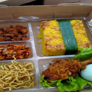 Paket makan  kotak nasi kuning