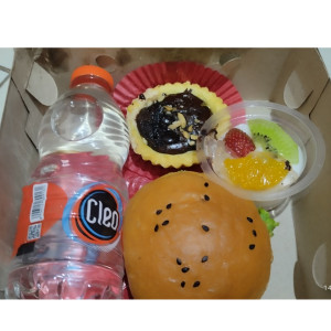 Snack Kotak Tiga Macam dan Air Mineral Botol 350 ml