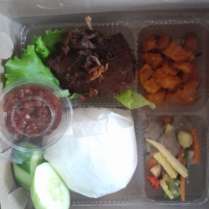 Nasi Box Capcay Kentang Balado dan Lauk