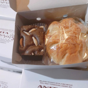 kue bronis dan roti keju