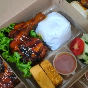 Nasi dus ayam kampung