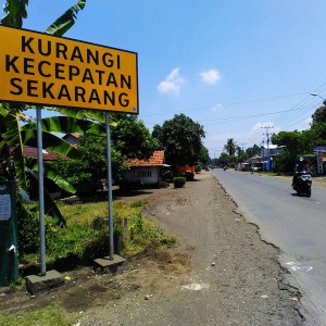 Rambu 2 kaki uk. 2 inc - Daerah Rawan Kecelakaan uk. 200x100 cm