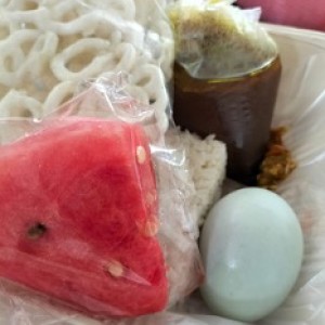 Nasi, Rawon daging, Paruh goreng, Tempe goreng, Telur asin