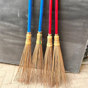 sapu lidi panjang