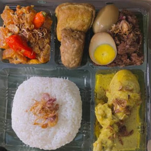 NASI KOTAK GUDEG JAWA TIMURAN LENGKAP+AIR MINERAL BOTOL MINI