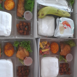 Nasi box ayam goreng