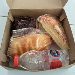 Paket kue dan air minum