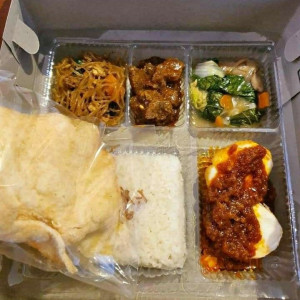 Nasi kotak daging telor campur