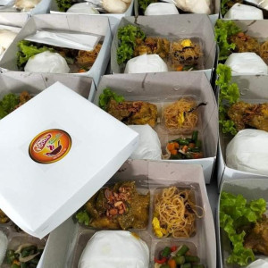 Jamuan makan paket nasi dus
