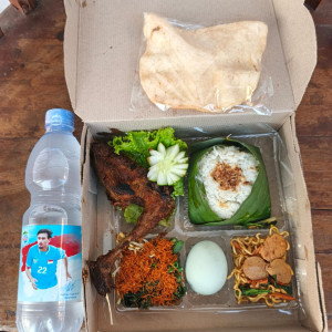 nasi kotak + air mineral