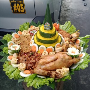 Tumpeng nasi kuning plus ingkung ayam