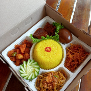 nasi kuning dan daging