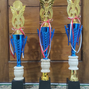 Piala satu kaki bahan marmer