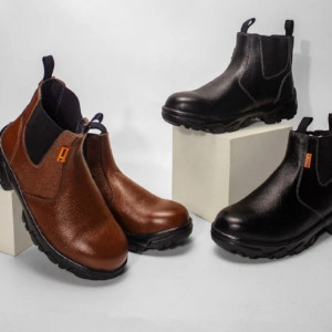 Sepatu Safety Boots Slip On Karet Pria Dan Wanita Ujung Besi