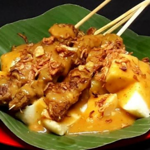Sate Sapi + Ketupat