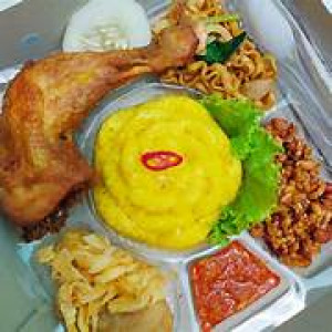 NASI KUNING AYAM TEMPONG
