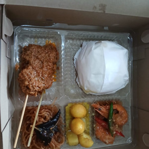 nasi kotak + air mineral
