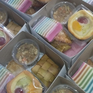 Snack Box dengan berbagai macam isi