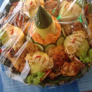 nasi tumpeng komplet