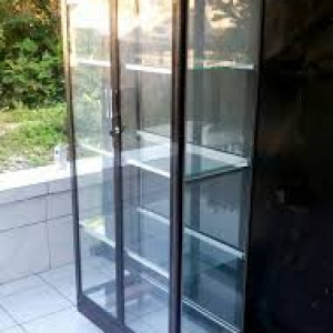 Lemari Etalase Kaca