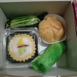 Kue box /snack, minuman