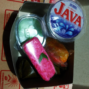 Snack 5 macam dan air mineral