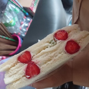 Sando (sandwich isi buah dan whip cream)