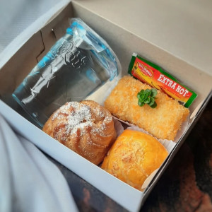 SNACK BOX ISI 3 + AIR MINERAL GELAS