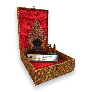 Plakat Gunungan Besar