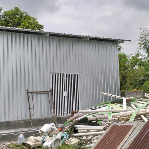 Pasang penutup dinding galvalum rangka besi hollow per m2