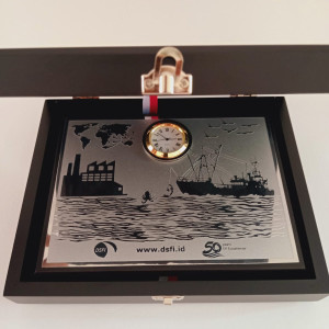 PLAKAT EXCLUSIVE KAYU DAN STAINLESS