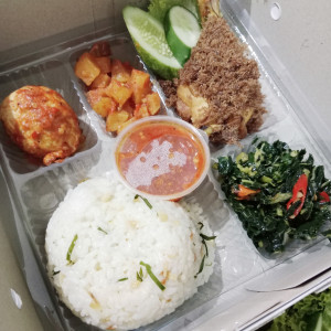 Nasi box isi 4 macam lauk