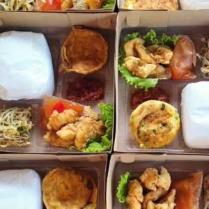 Paket nasi dan snack dan minuman