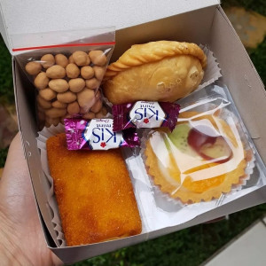 PAKET H KUE ISI 3 + KACANG TELUR