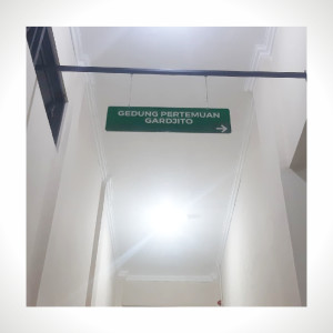 AKRILIK PETUNJUK RUANGAN + BESI PENGGANTUNG + JASA PASANG