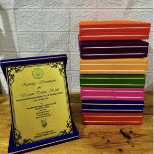 Plakat Bahan Kayu Dan Kuningan NoN BRAND Custom Logo Dan Tulisan