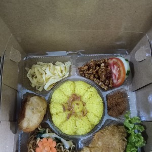 Tumpeng nasi kuning