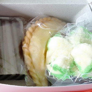 Kue Kotak Rasa manis:2, Asin :1 + air mineral.