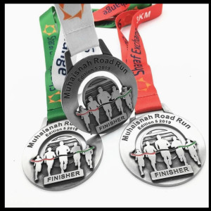 Medali berikut dengan Landyard