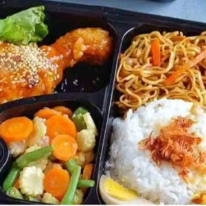Paket Nasi Box  terdiri dari nasi, lauk dan 4 pendamping