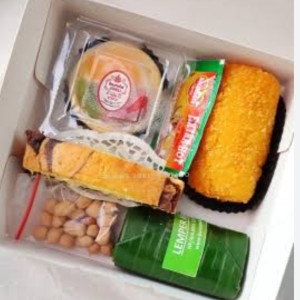 Snack Box isi 4 macam gurih dan manis