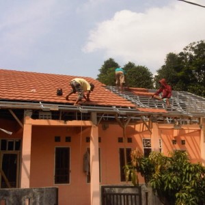 Pemasangan 1 m1 Bubung Genteng Pres Lokal